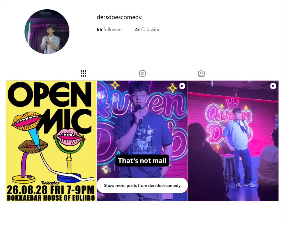 Instagram profile @dersdoescomedy showing an Open Mic poster (Dokkaebar House of Euljiro, 26.08.28) and two clips of Anders performing stand-up on a neon-lit stage